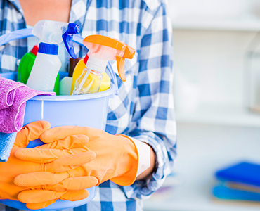 Geralmente esse odor é resultados de resíduos sólidos que ficam presos nas dobras da tubulação. Por isso, nada de jogar comida pelo ralo! Além disso, nunca utilize produtos corrosivos para essa tarefa. Eles aparentemente eliminam o cheiro mas estragam a tubulação de esgoto.